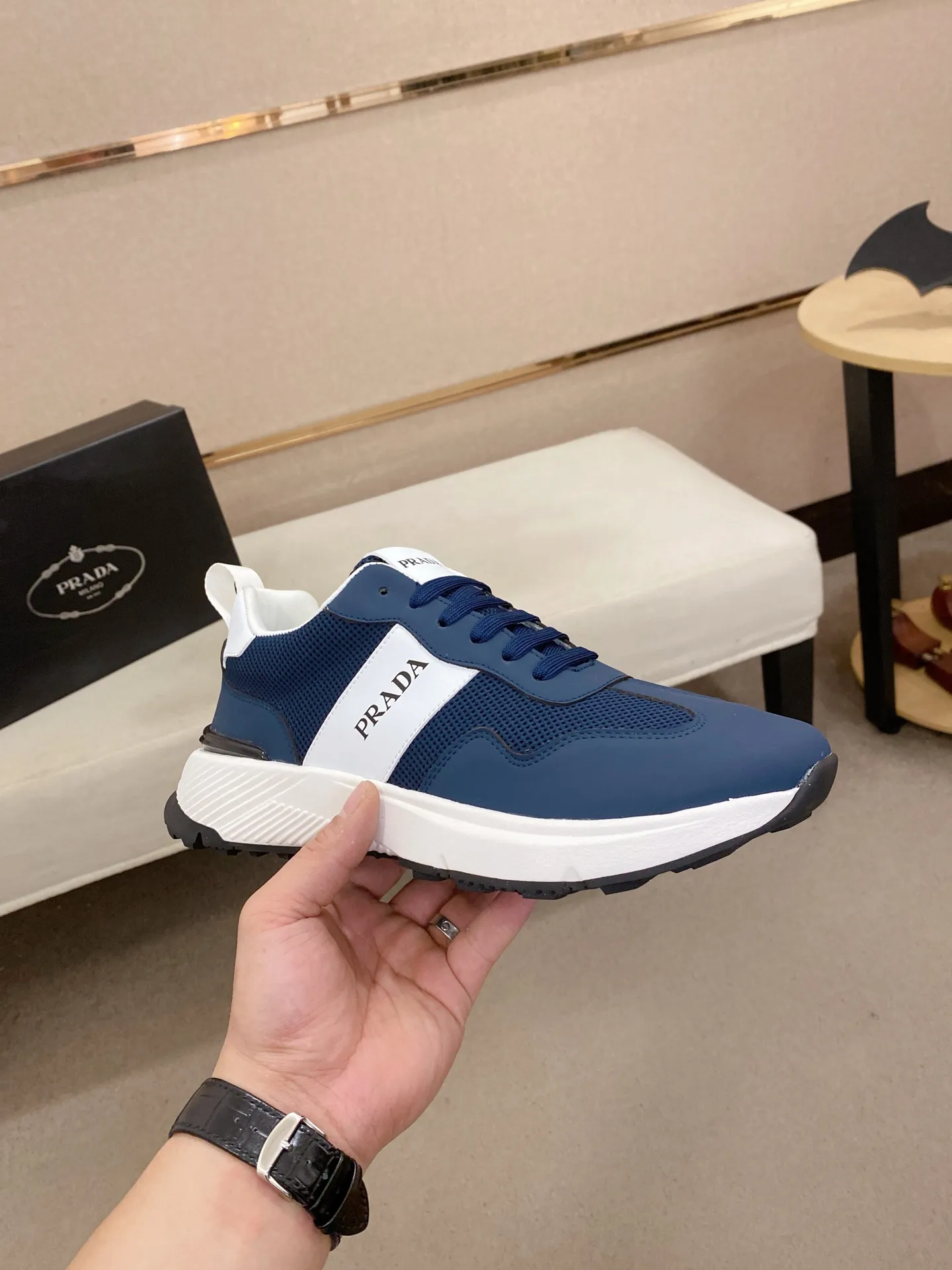 Men's shoes 💰 442💰 ✔️✔️✔️The new PRADA (Prada) counters are launched simultaneously. The new men's shoes and 😘fabrics are made of selected cowhide and waterproof and breathable fabrics. Lining: Breathable mesh lining. 👍🏿 High-end ☄️ air-cushion molded anti-slip rubber outsole, exquisite lines, simple and elegant, comfortable and high-end for leisure travel. Code number: 38 to 44 (45 can be customized and cannot be returned or exchanged)